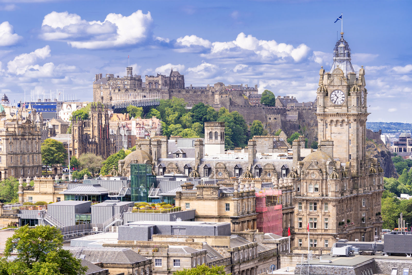 A landscape of downtown Edinburgh and Edinburgh Castle 