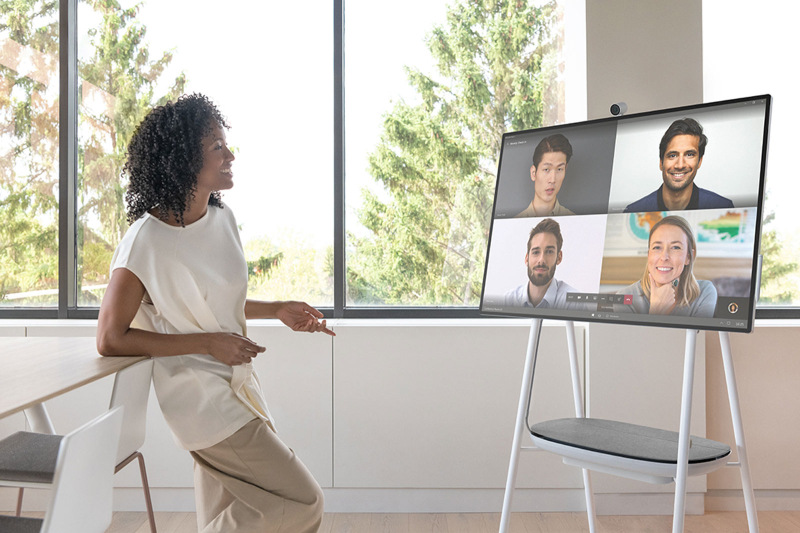 Women virtually speaking to four other people