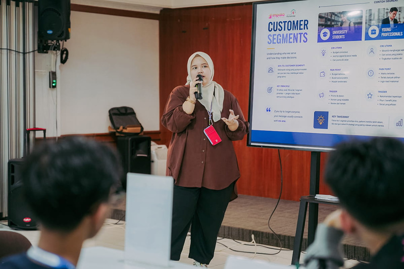 Student presenting to an audience of learners