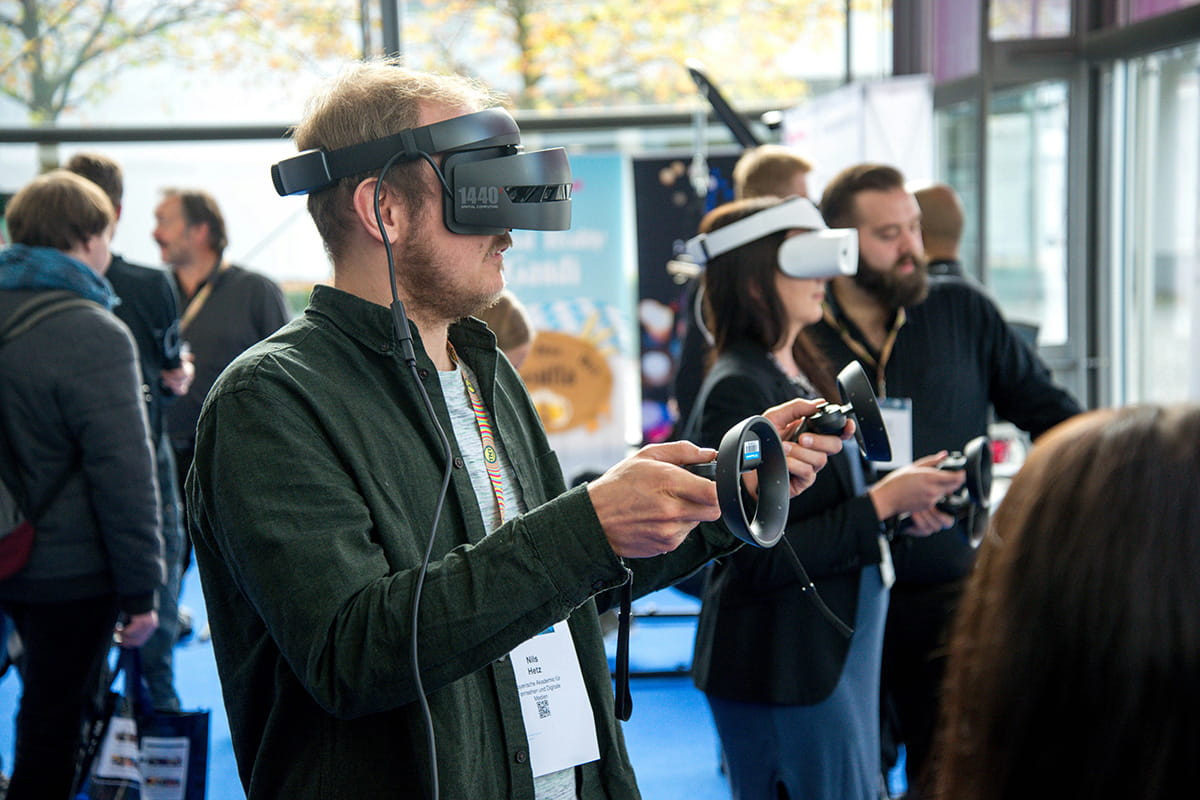 Person wearing virtual reality glasses (c. Stephan Sorkin)
