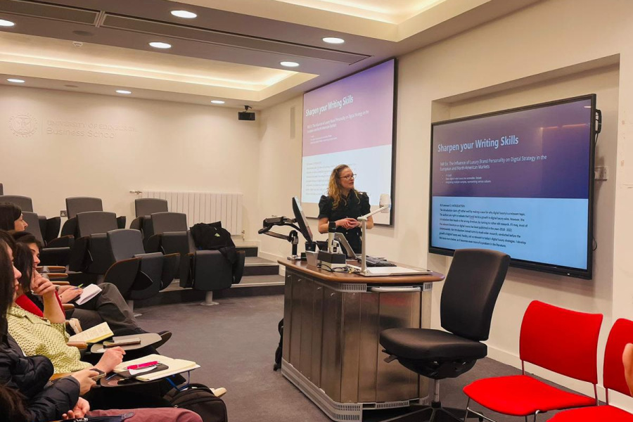 Experienced researcher presents to current postgraduate researchers at the Scottish Business Schools Postgraduate Research event