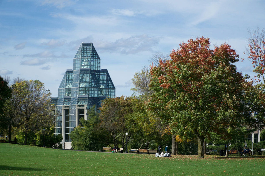 National Gallery of Canada, in Ottawa, surrounded by trees. Photo by Caio Fernandes, unsplash