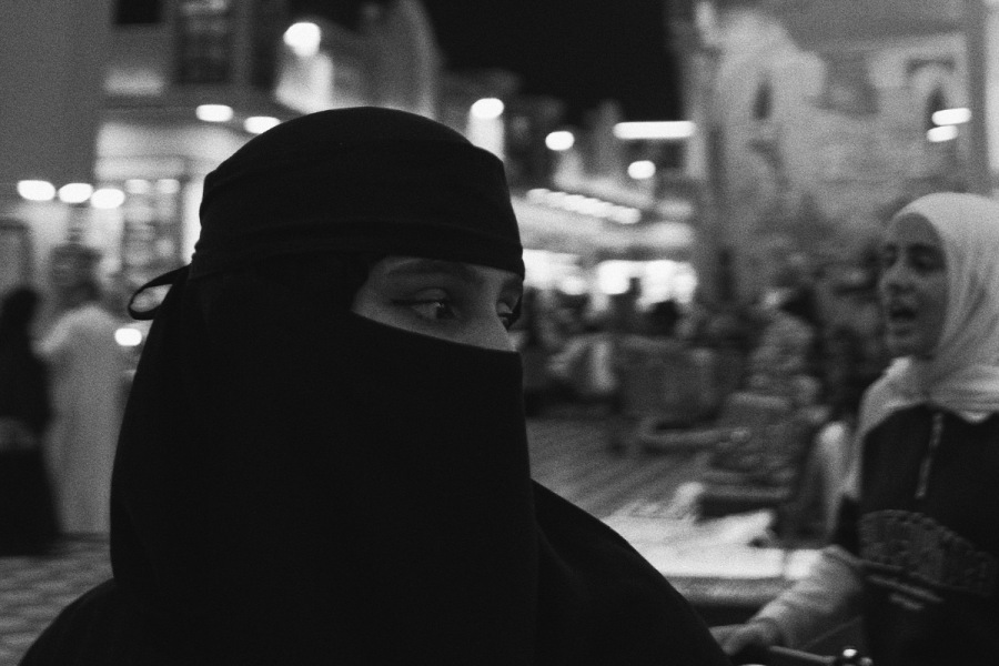 Black and white image of woman in a niqab - Luke Christie (Unsplash)